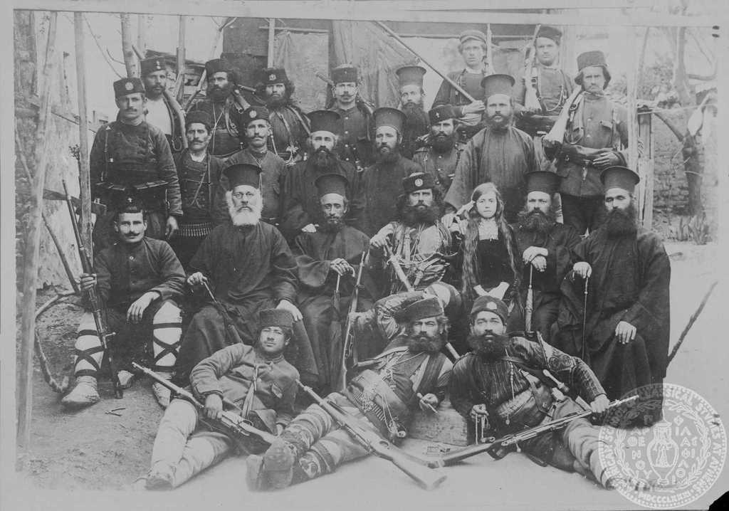 Таню Николов (Тане войвода) 24 Покръстителната чета на Тане Николов (в средата). Пред войводата легнал е Мамин Колю. Отдясно на войводата е отец Ной Ангелов (поп Нойко), а преди него е отец Стронгелов от Турян.