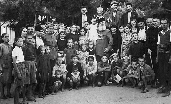 Таню Николов (Тане войвода) 11 Тане Николов с деца в Гюмюрджина, ок. 1941 г.