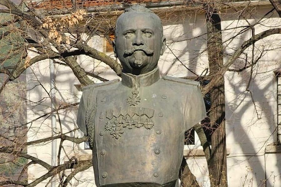 Георги Вазов 9 Паметник (бюст) на генерал Георги Вазов в Сопот