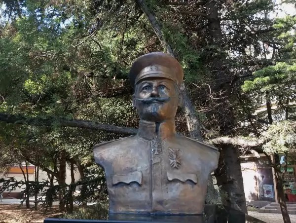 Иван Колев 7 Бюстът на ген. Иван Колев отблизо