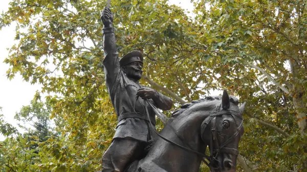 Иван Колев 5 Паметник на генерал Иван Колев (конна статуя)