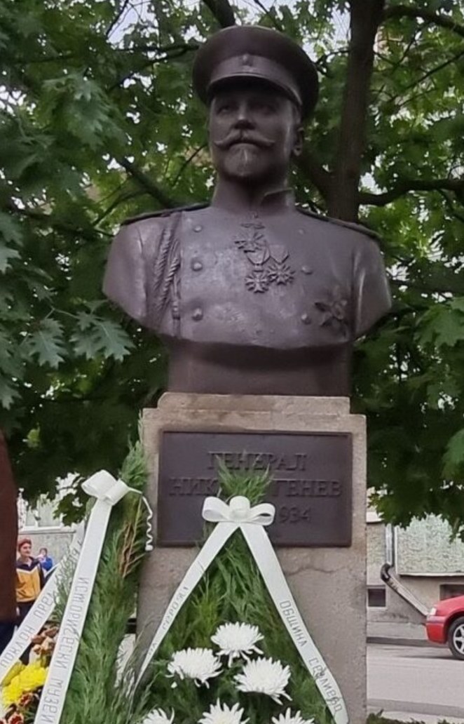 Паметник на генерал Никола Генев в Севлиево