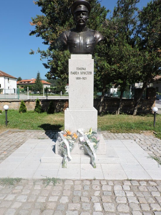 Павел Христов 9 Бюст-паметник на генерал Павел Христов в Етрополе (1859–1921)