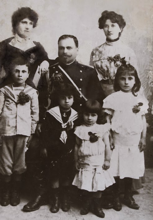 Радой Сираков 2 Радой Сираков със семейството си, 1896 г.