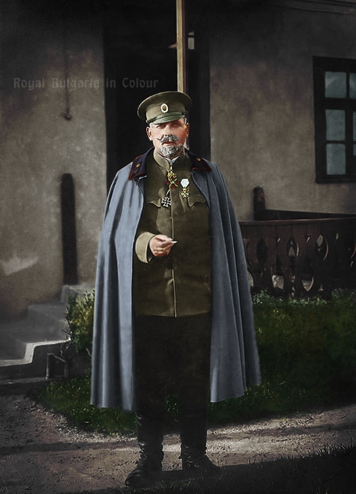 Владимир Вазов 7 Генерал Владимир Вазов, цветна снимка с наметало (на открито)