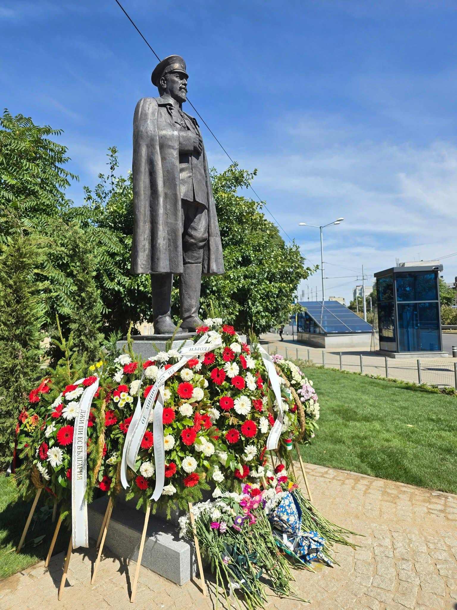 Владимир Вазов 12 Паметник на генерал Владимир Вазов, открит в София