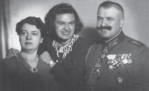 Атанас Стефанов 9 Генерал-майор Атанас Стефанов със семейството си, Русе, 1940 г.