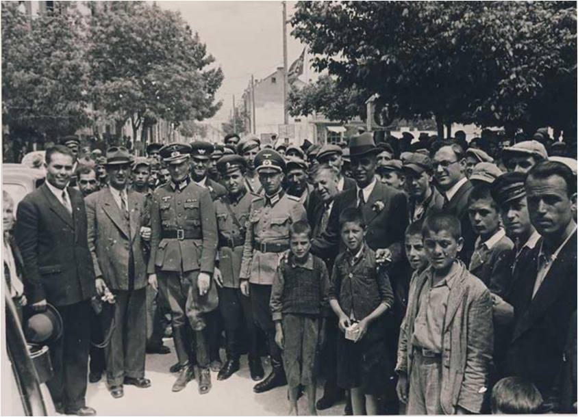 Леринчани посрещат Андон Калчев, Лерин, 1942 г.