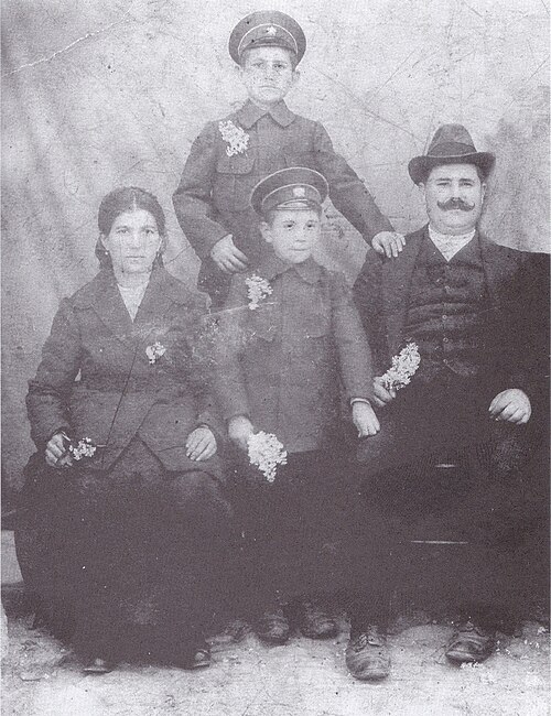 Андон Калчев (отзад) с родителите си и малкия си брат Стефан, 1922 г.